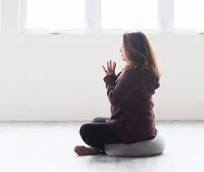 A woman practicing meditaion